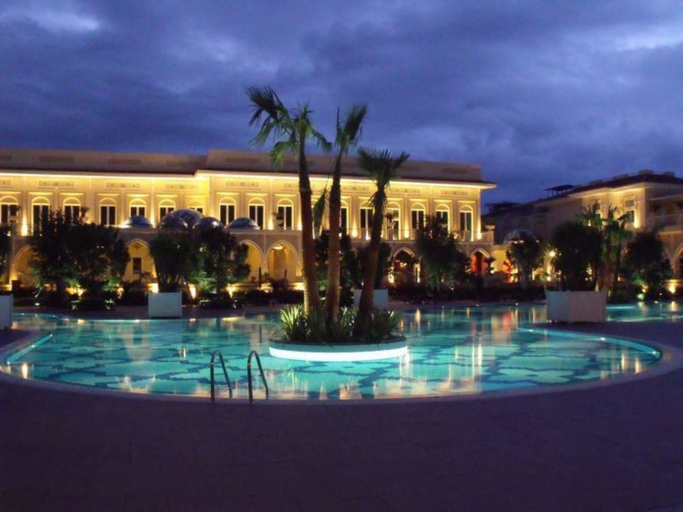 Ansicht auf Poolbar by night Güral Premier Tekirova