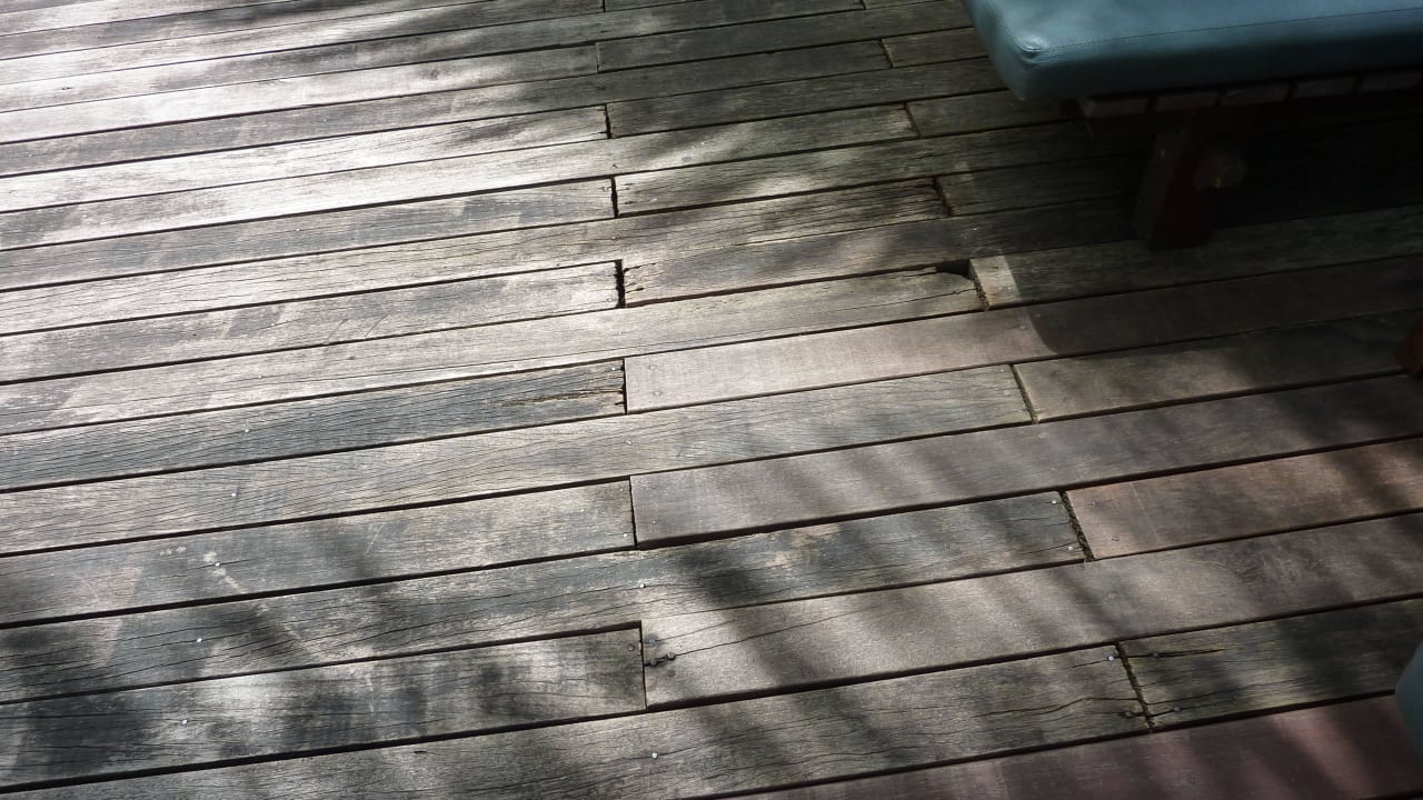 Rostige hervorstehende Nägel Khaolak Bhandari Resort & Spa