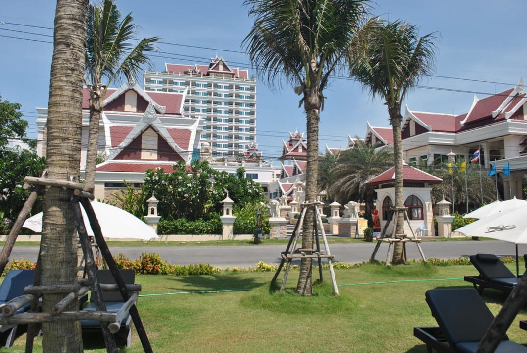 Liegewiese beim Strand Hotel Grand Pacific Sovereign Resort & Spa