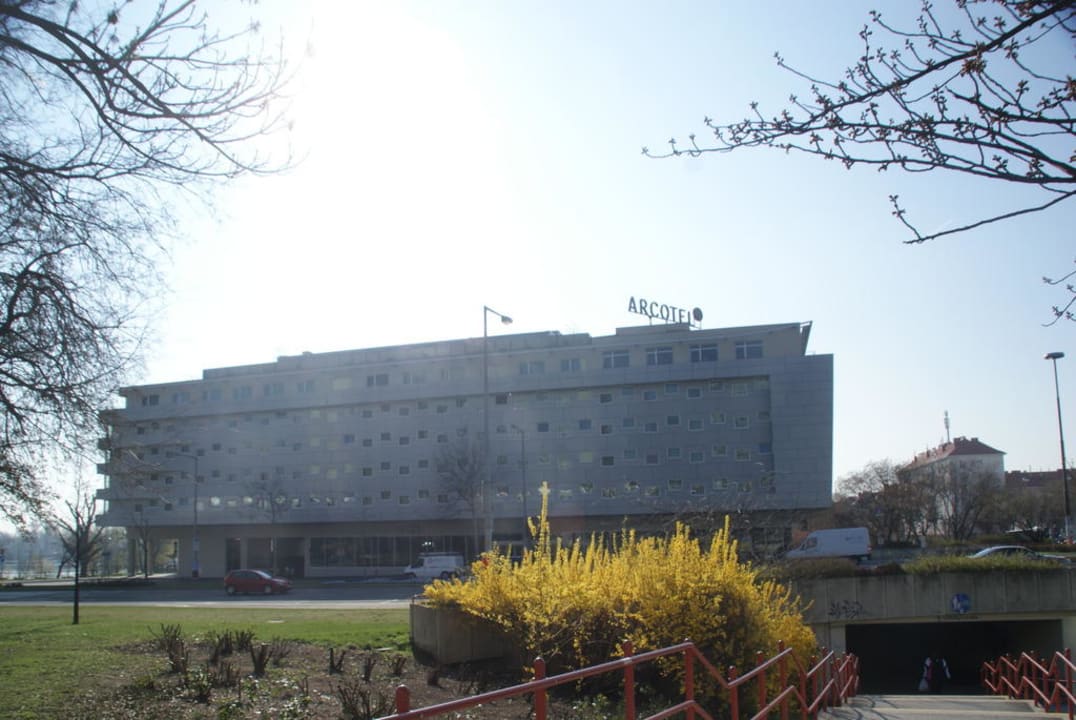 Hotel und Zubringerunterführung ARCOTEL Kaiserwasser Wien