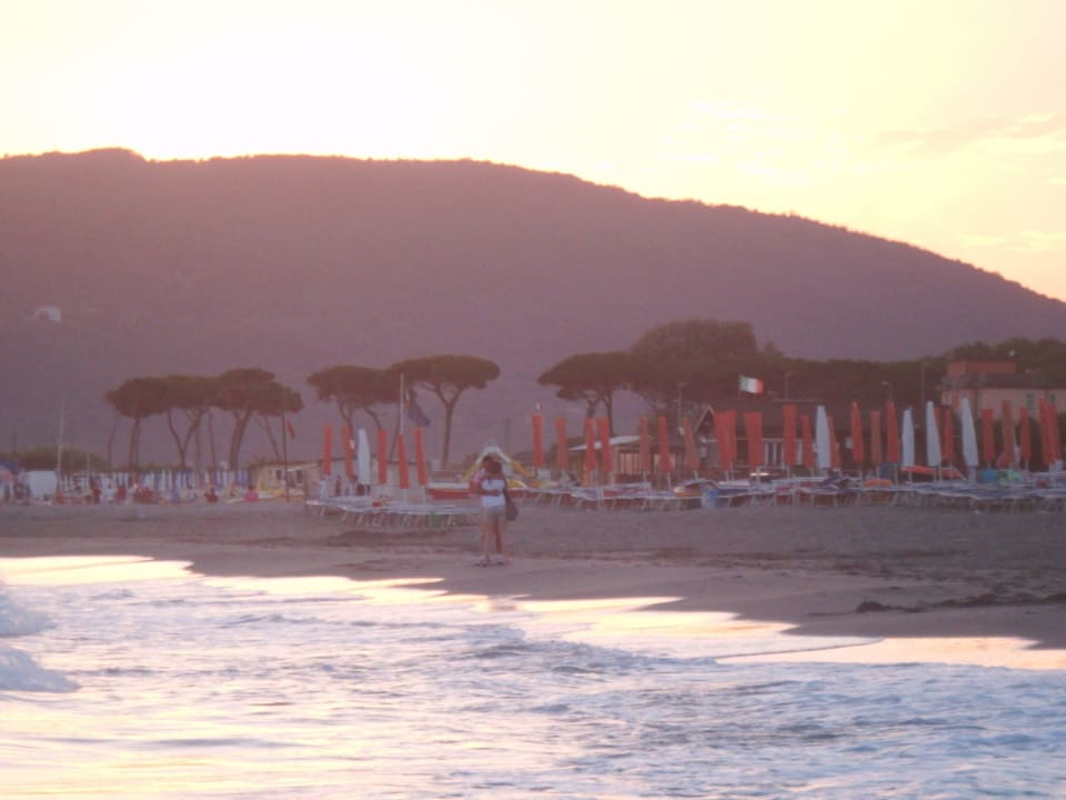 Strand des Hotels (Abends) Hotel La Rondine
