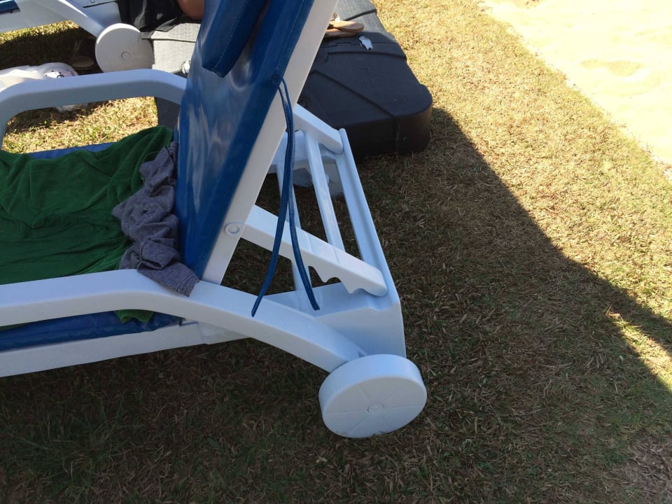 Neue Liegen am Strand! The Briza Beach Resort Khaolak