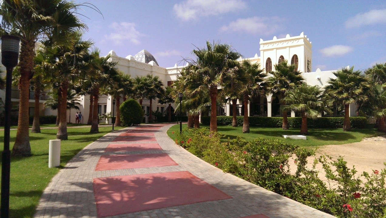 Einer der Wege zum Haupthaus Hotel Riu Karamboa