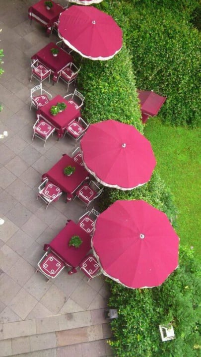 Vom Balkon auf die Terrasse geblickt Hotel Villa Irma