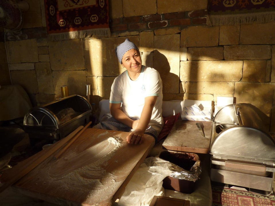 Frau bei Gözleme backen Melas Holiday Village