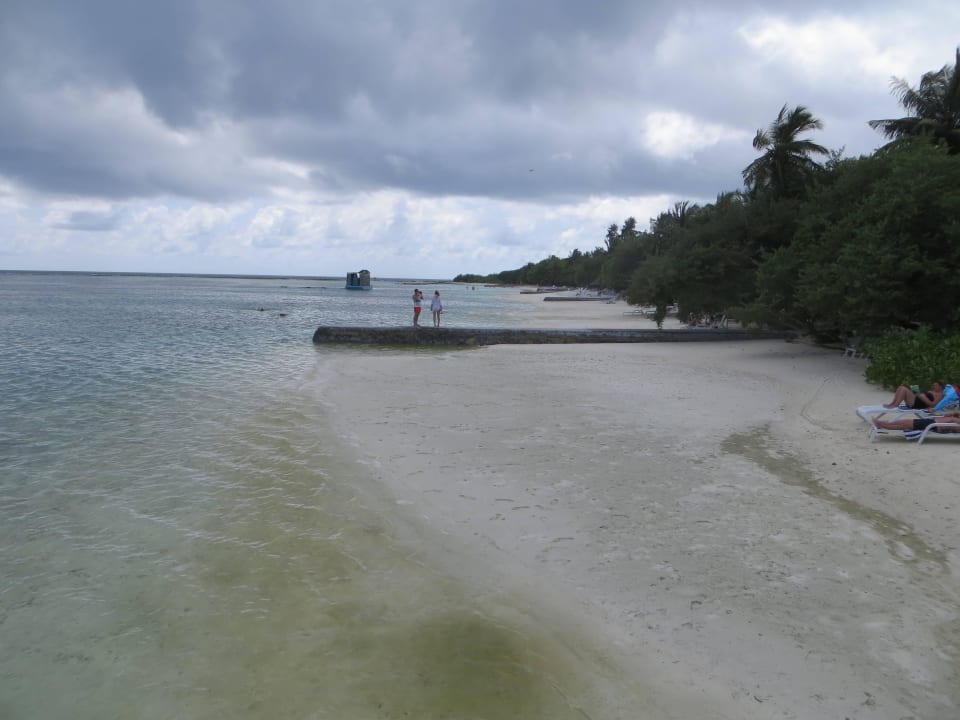 Unterwegs zwischen Strand und Bungalows Adaaran Select Hudhuran Fushi - Premium All Inclusive