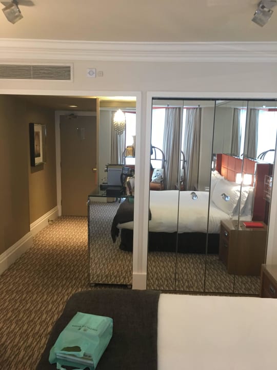 Blick ins Zimmer Athenaeum Hotel & Apartment