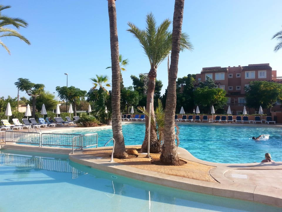 Der große Pool mit Abtrennung zum Minipool Aparthotel Ciudad Laurel