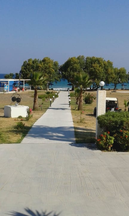 Weg zum Strand aus Richtung Hoteleingang Costa Angela Seaside Resort