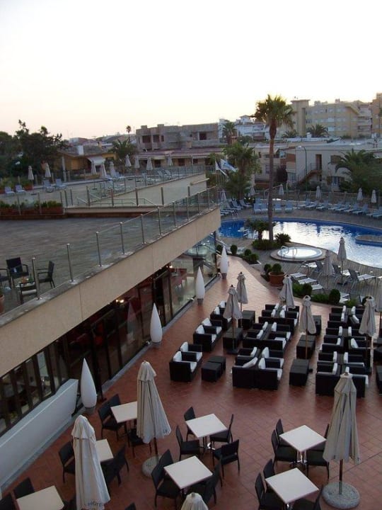 Blick vom Balkon auf den Aussenbereich der Bar AluaSoul Palma