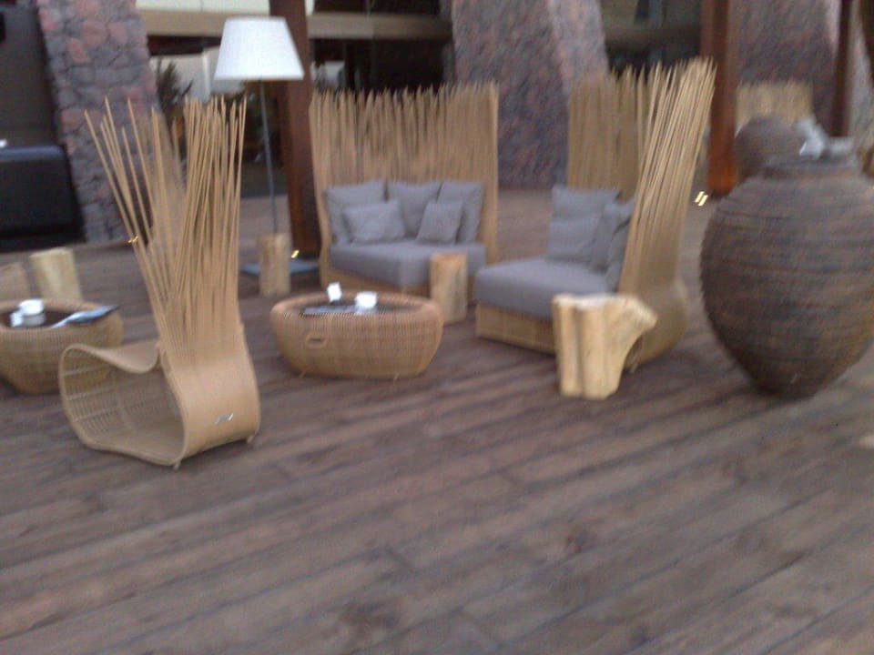 Tolle Sitzgelegenheiten auf Barebene Lopesan Baobab Resort