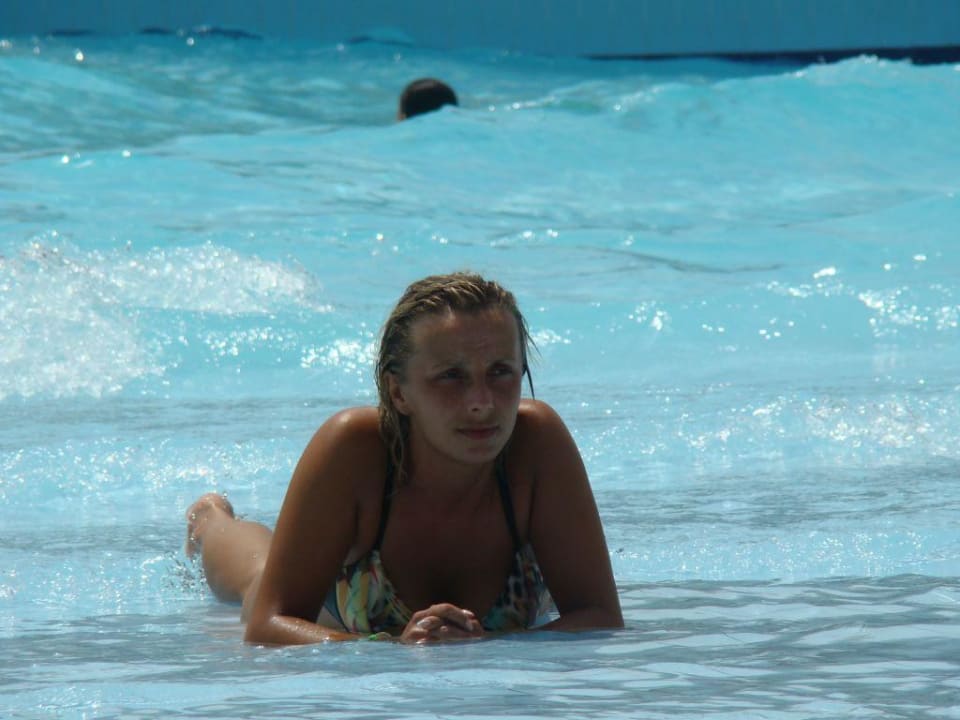 Sztuczne fale na basenie Sindbad Club