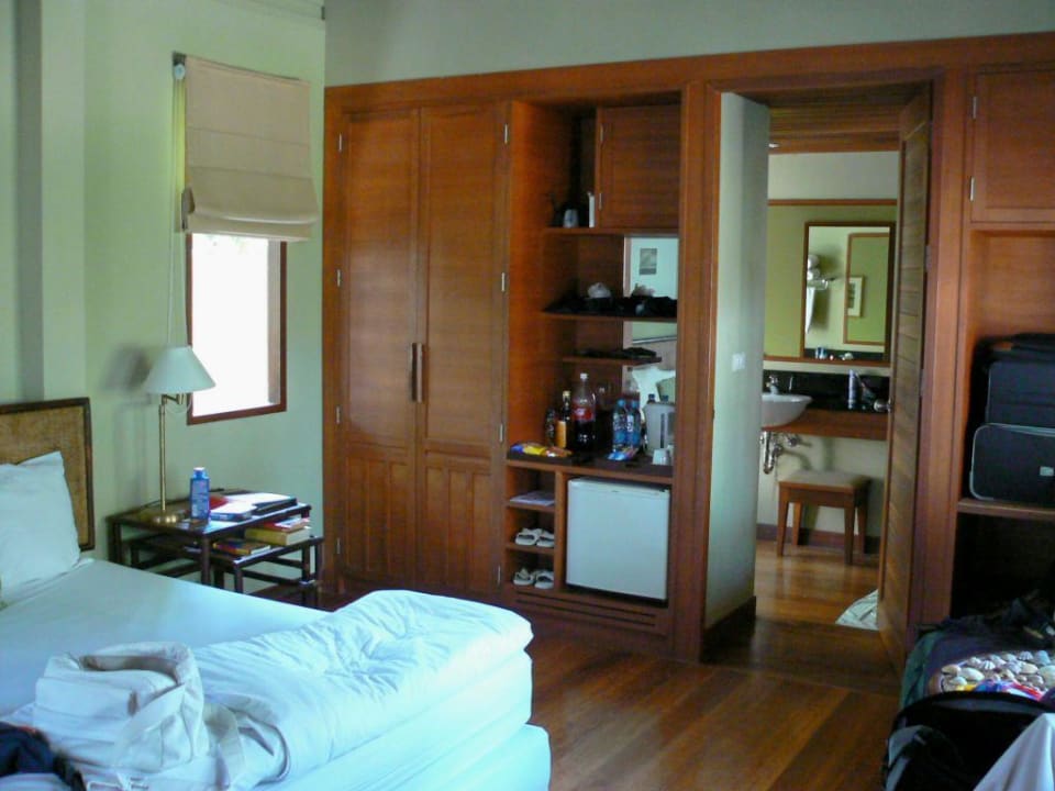 Blick auf die Einbauschränke und das Bad Hotel Fisherman's Village Resort