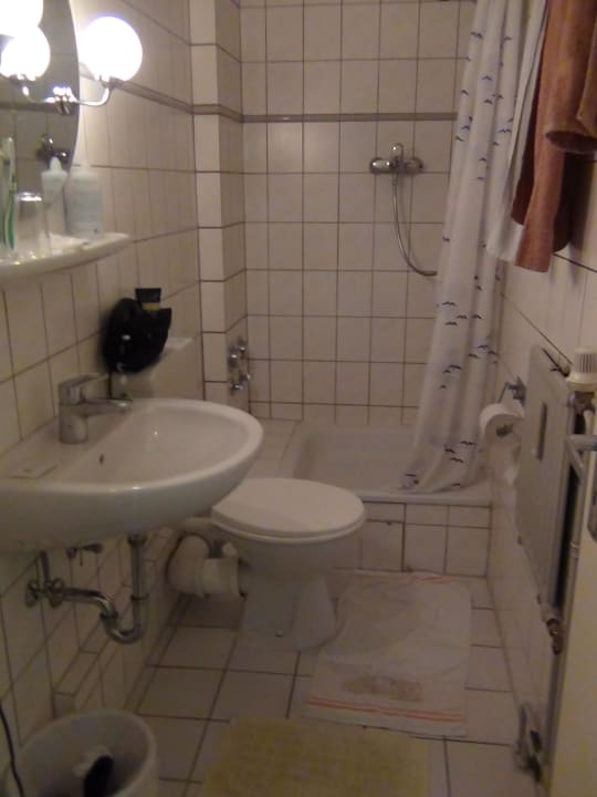 Bad mit Dusche Auto-Hotel Am Hafen