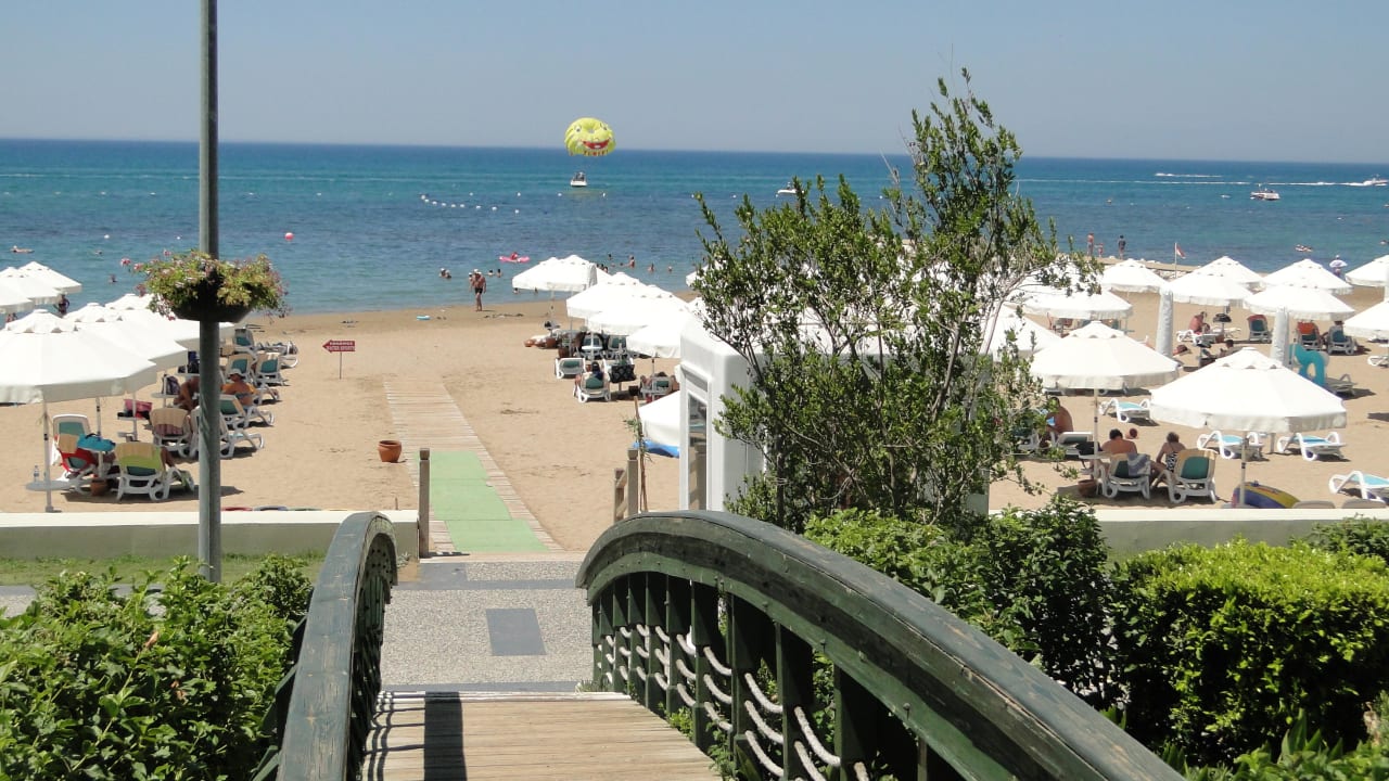 Jedno z wyjść z hotelu na plażę PALOMA Perissia