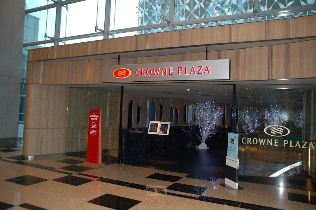 Übergang vom Terminal/ Bahnebene Hotel Crowne Plaza Changi Airport