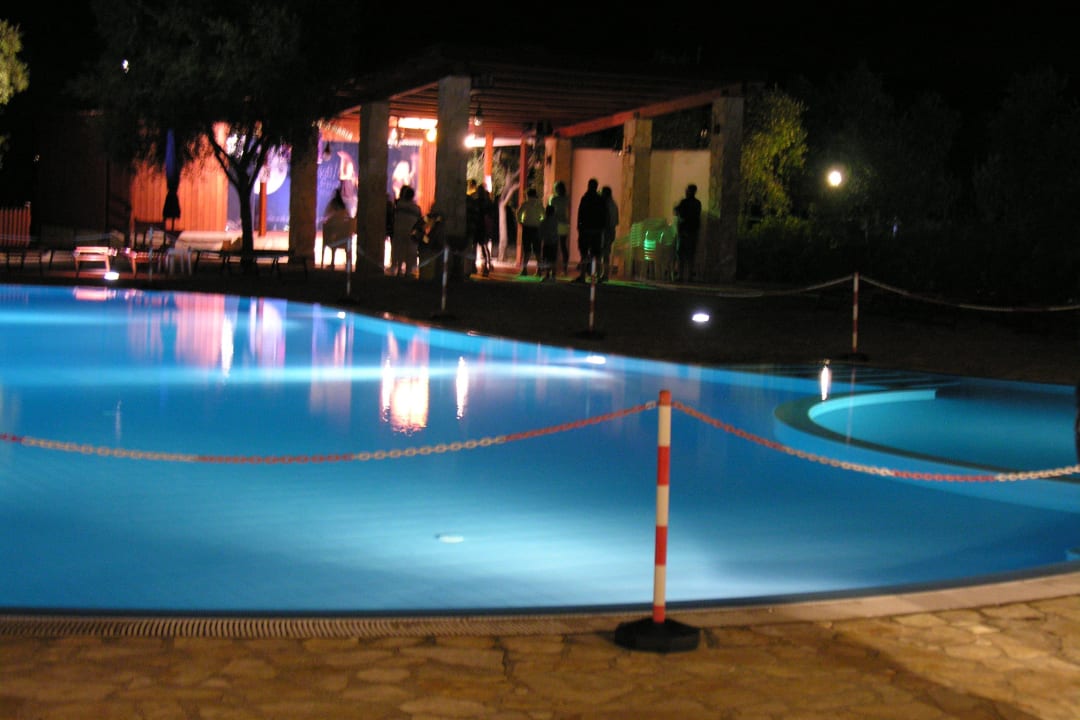 Pool und Bar am Abend Residence Club Santa Maria