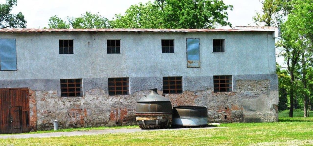 Zabudowa oraz stare kadzie browarnicze. Hotel Pałac Spiż