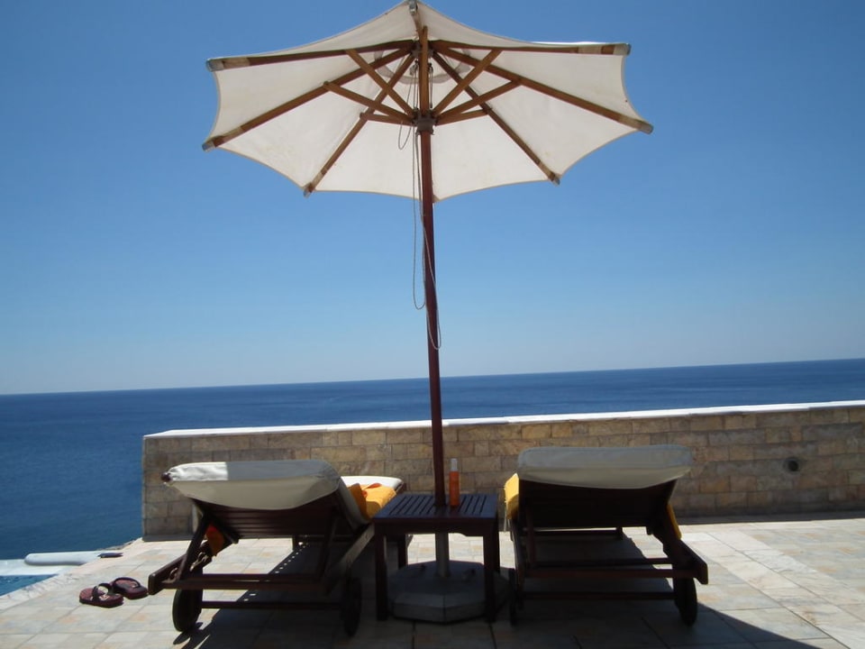 Liegen am Jacuzzi mit Meerblick Hotel Kalithea Horizon Royal