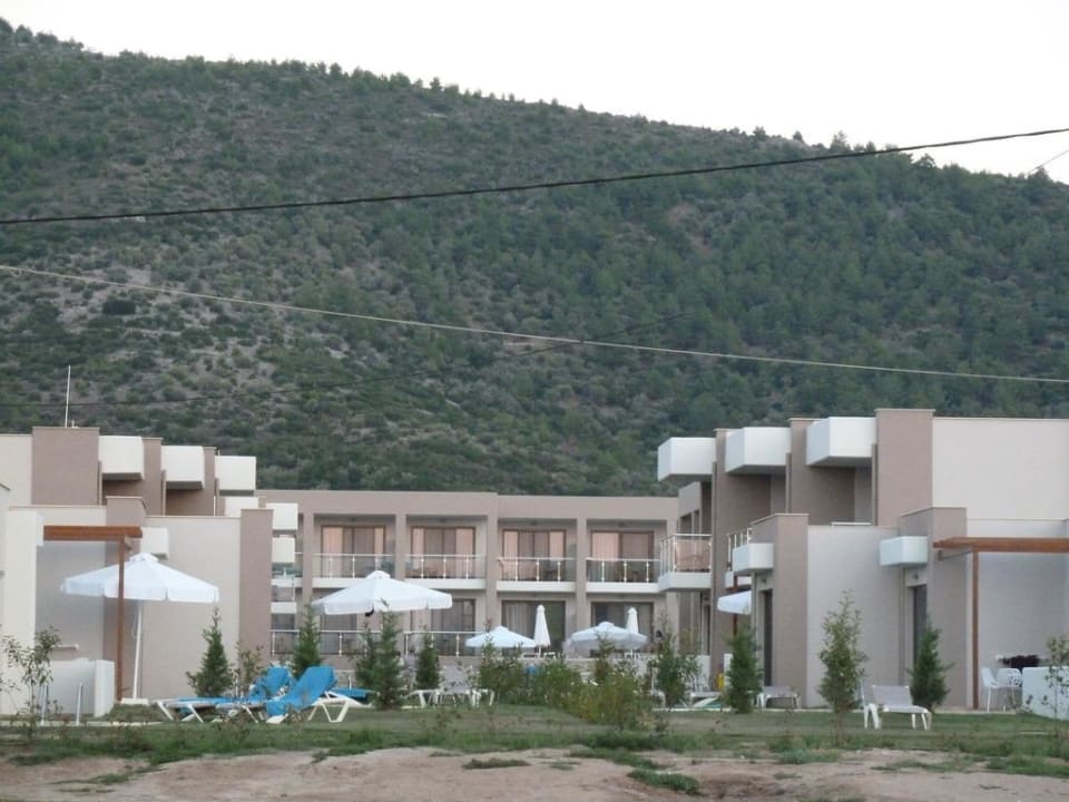 Vom Meer in Richtung Zimmer  Alea Hotel & Suites