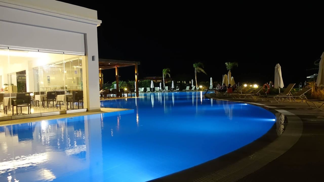 Pool bei Nacht Asterias Beach Resort