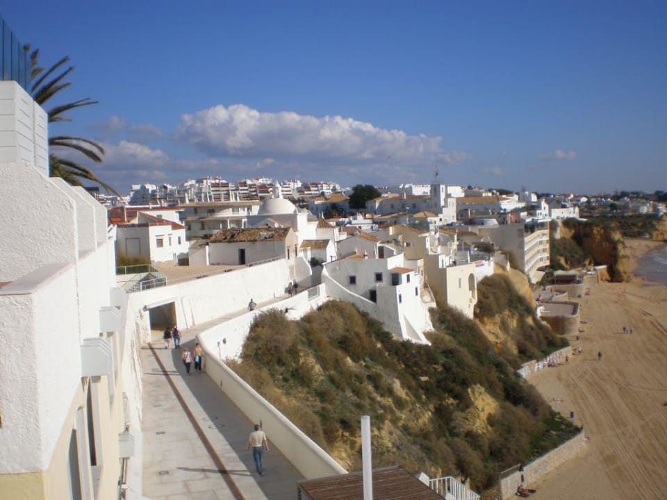 Blick vom Balkon über die Promenade zur Altstadt Rocamar Exclusive Hotel & Spa
