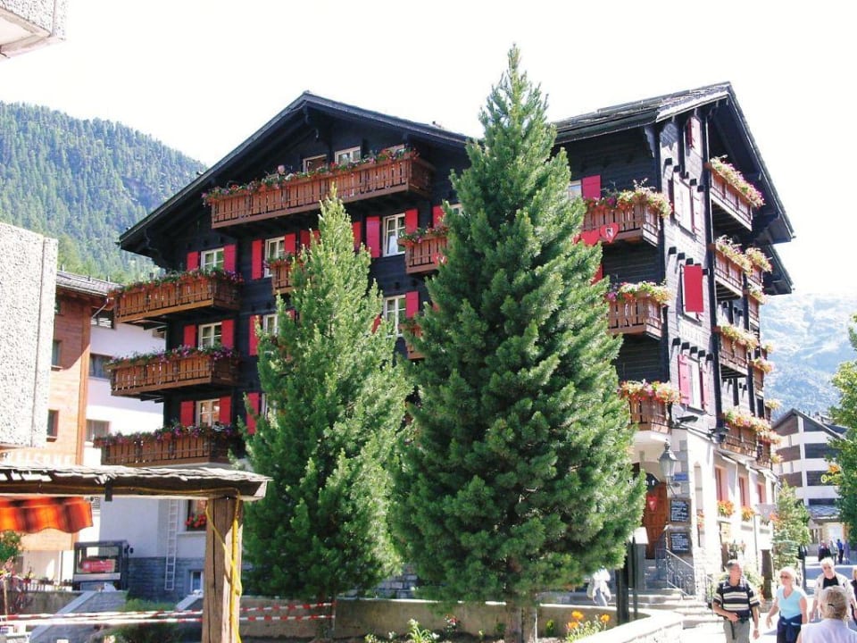 Vorderansicht des Hotels Tradition Julen Hotel