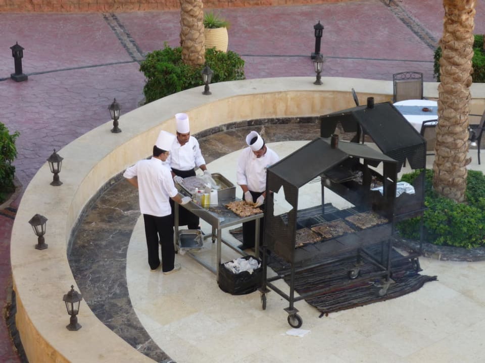 Grilowanie przed kolacja Sea Beach Edge By Rotana