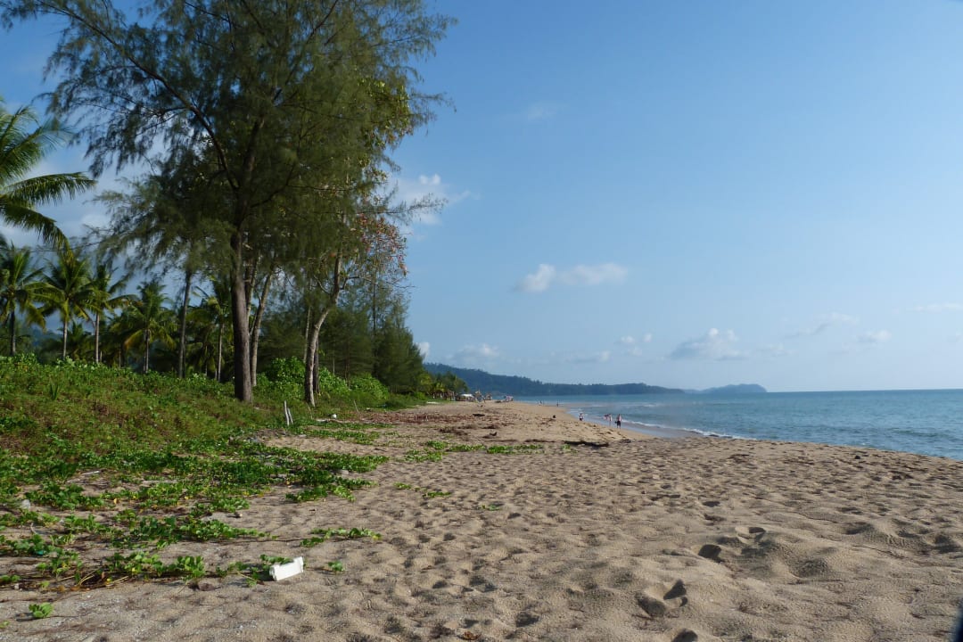Strand nach rechts nach ca.15 Minuten Fussweg La Flora Khao Lak