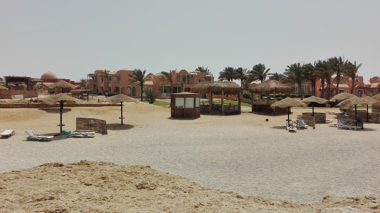 Strand vom Wasser Richtung Anlage Radisson Blu Resort, El Quseir