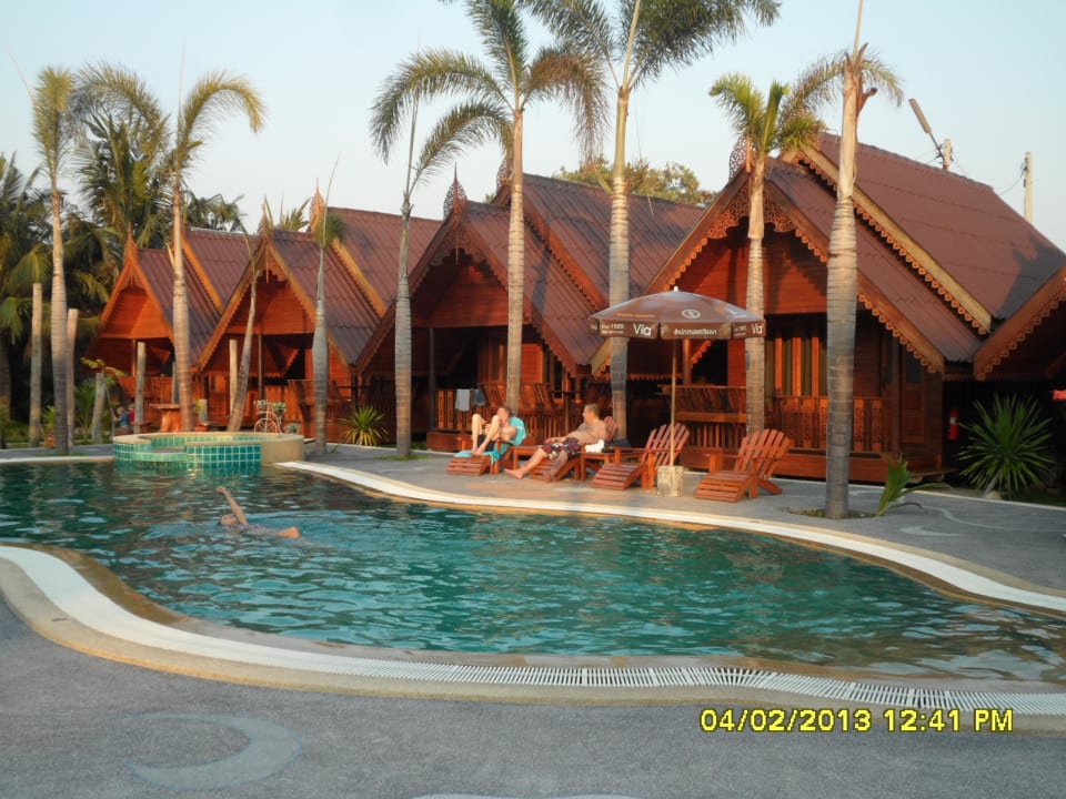 Pool mit Bungalows Resort Srisawat