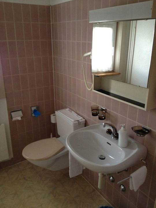 Toilette und Waschtisch im Badezimmer Hotel Jardin Bern