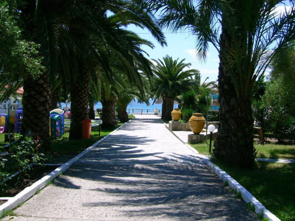 Weg zum Strand Hotel Mendi