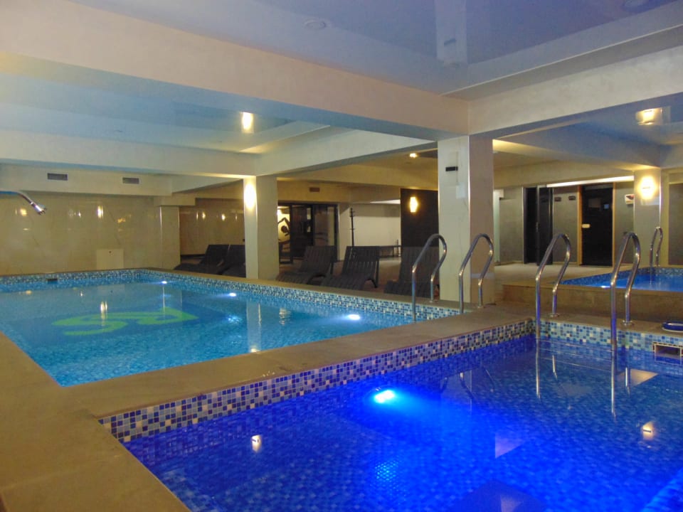 Pool Wyndham Garden Tashkent