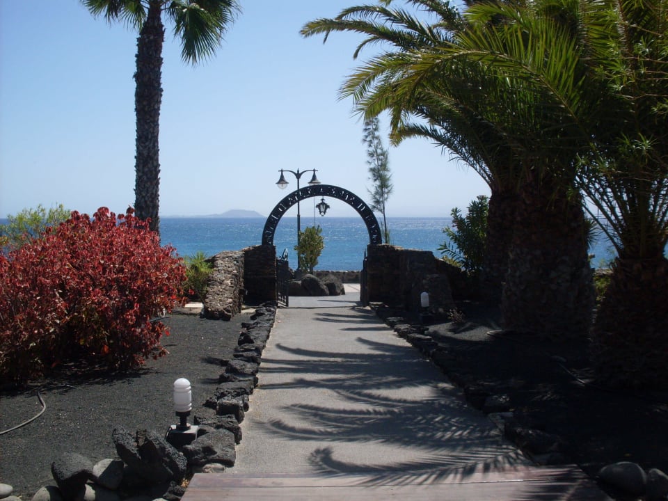 Weg zur Promenade/Strand Dreams Lanzarote Playa Dorada Resort & Spa