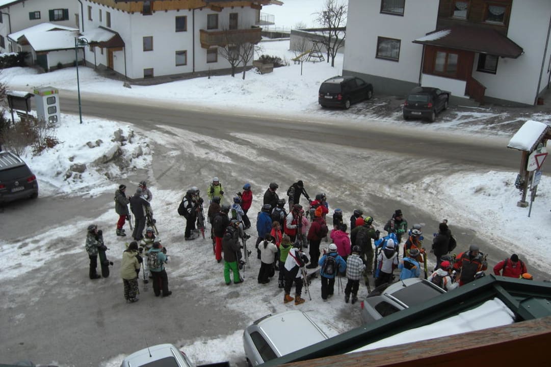 Warten auf den Bus Platzlhof - Mein Hotel im Zillertal