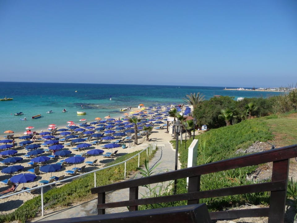 Strand unterhalb des Hotels Napa Mermaid Hotel & Suites