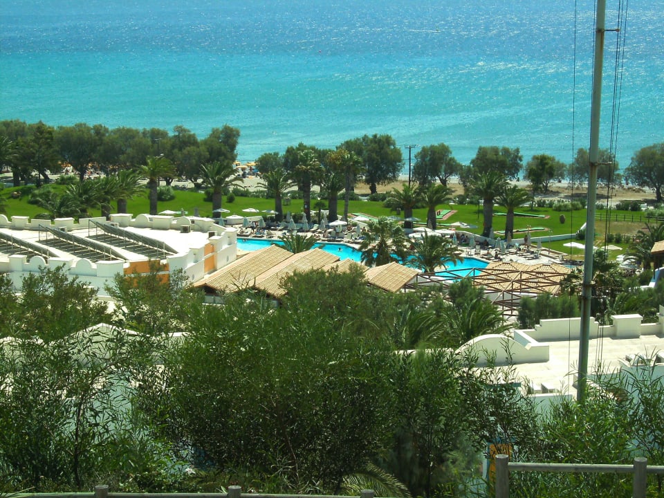Pool und Meer von oben Lagas Aegean Village
