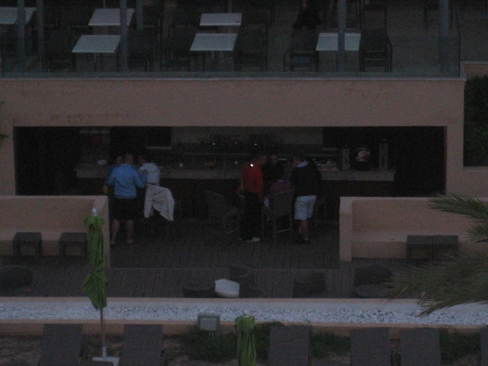 Osteuropäer beim Saufgelage an der Poolbar Hotel Rosa Beach