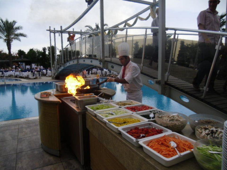 Mmmmh Nudel mit Feuerflammen Saturn Palace Resort Hotel