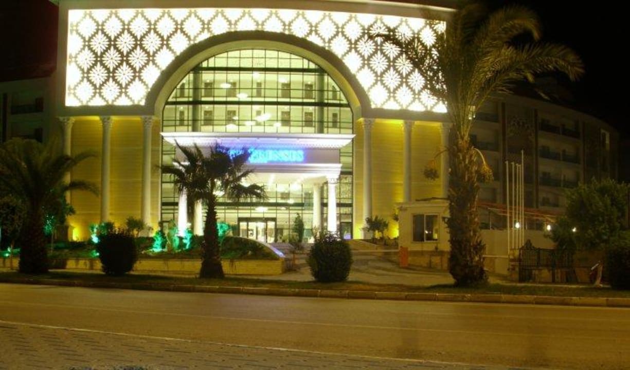 Hoteleingang in der Nacht Side Prenses Resort & Spa