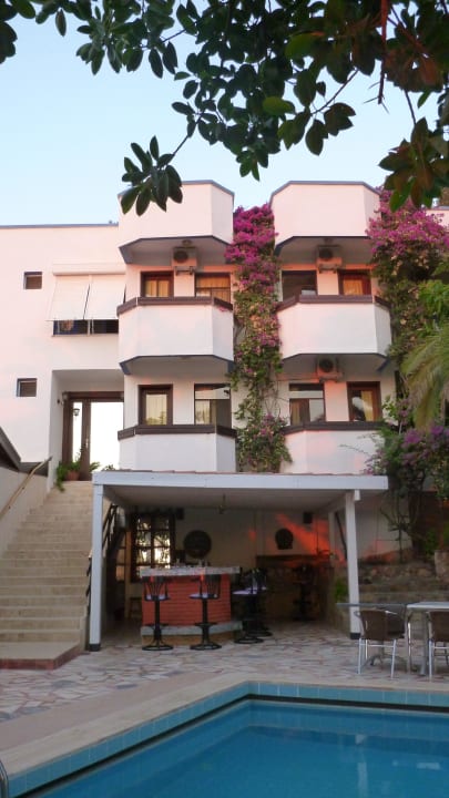 Die Bar un der Hoteleingang Hotel Orkinos