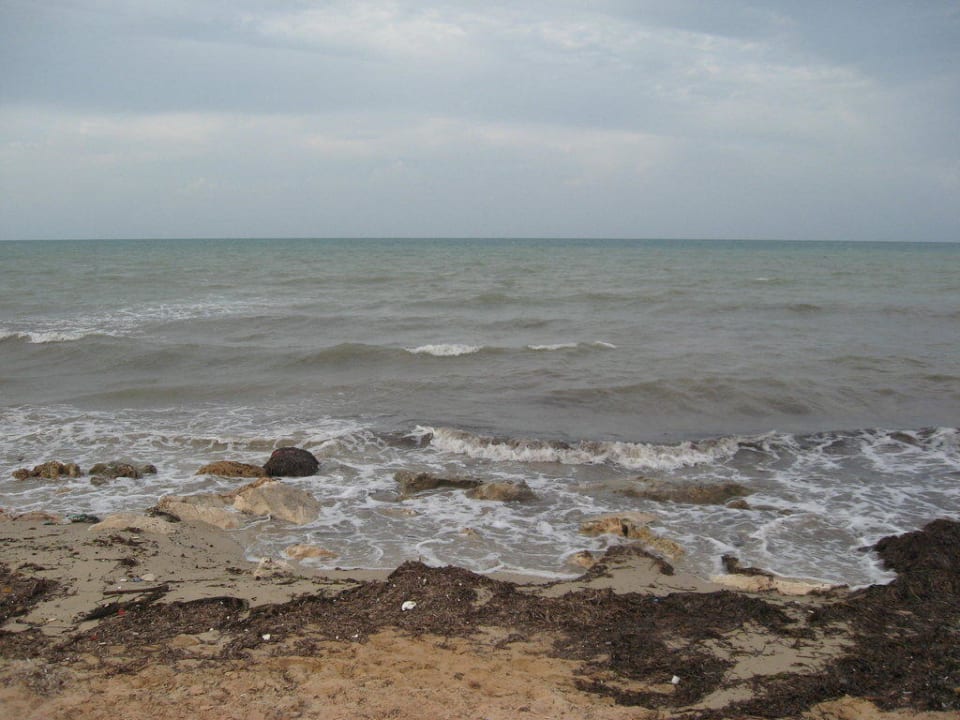 Strandabschnitt an einem düsterem Tag Hotel Eden Star