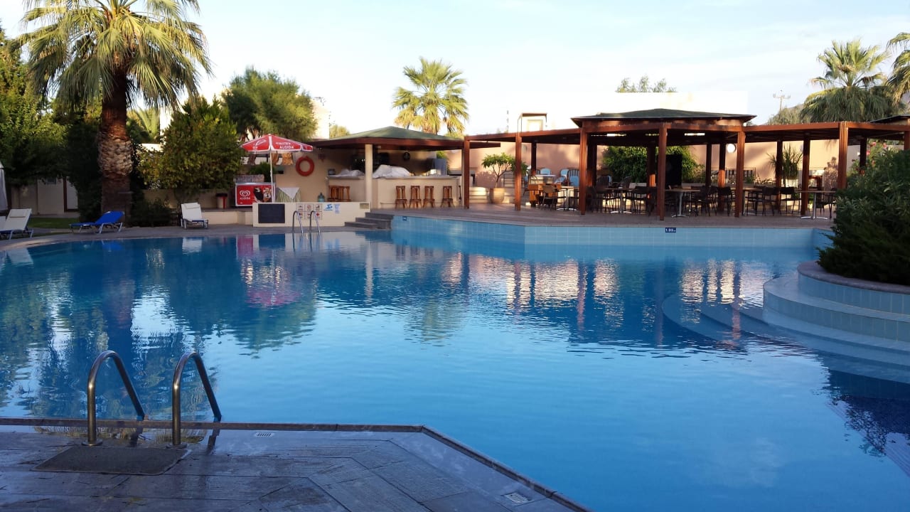 Oberer Pool mit Poolbar Phãea Cretan Malia