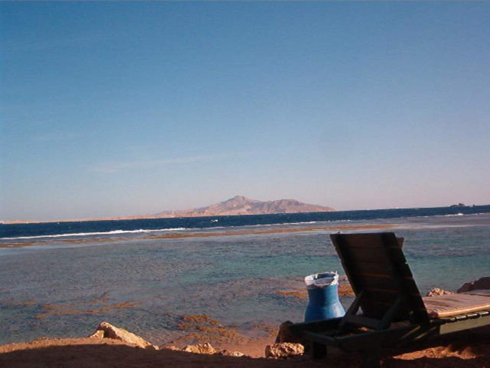 Stand mit vorgelagertem Riff Hotel Hauza Beach Resort