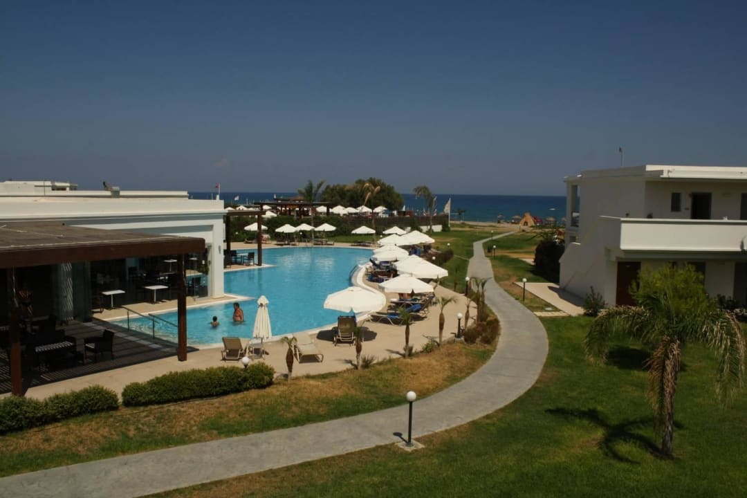 Blick aus der zweiten Baureihe in Richtung Meer Asterias Beach Resort