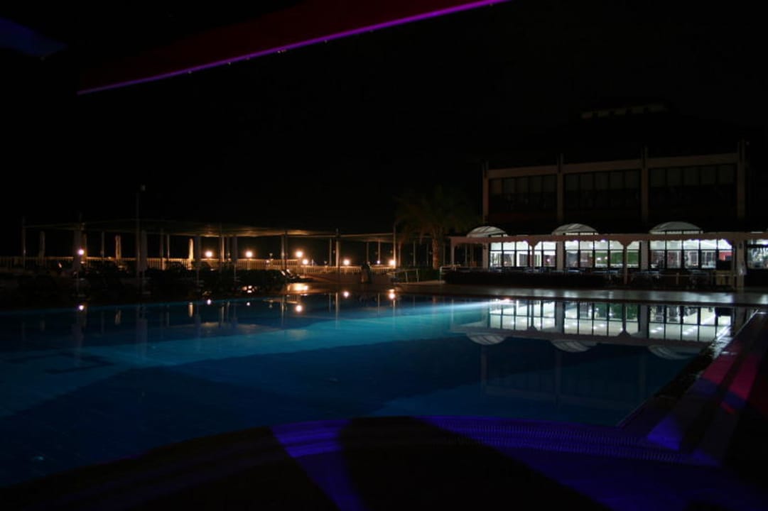 Hauptpool am Abend Hotel Club Nena