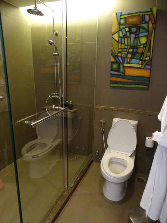WC und Dusche im Badezimmer JC Kevin Sathorn Bangkok Hotel