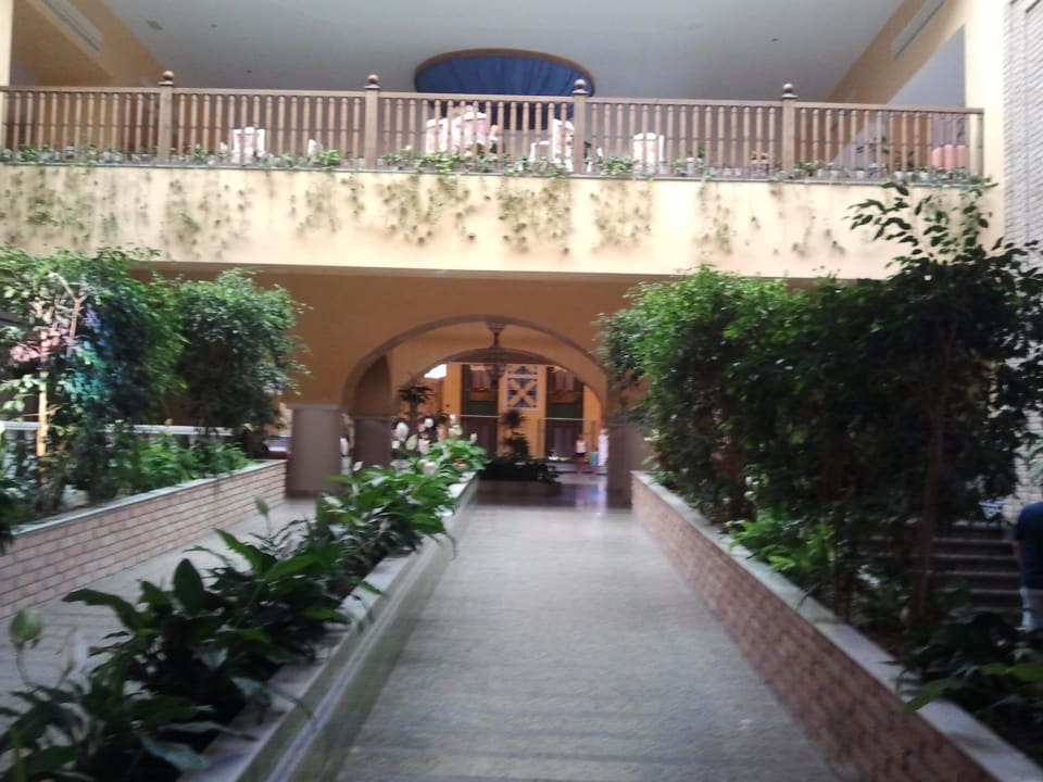 Weg zu den Fahrstühlen Playacálida Hotel