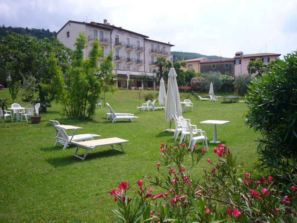 Erholung im wunderschönen Garten Hotel Belvedere